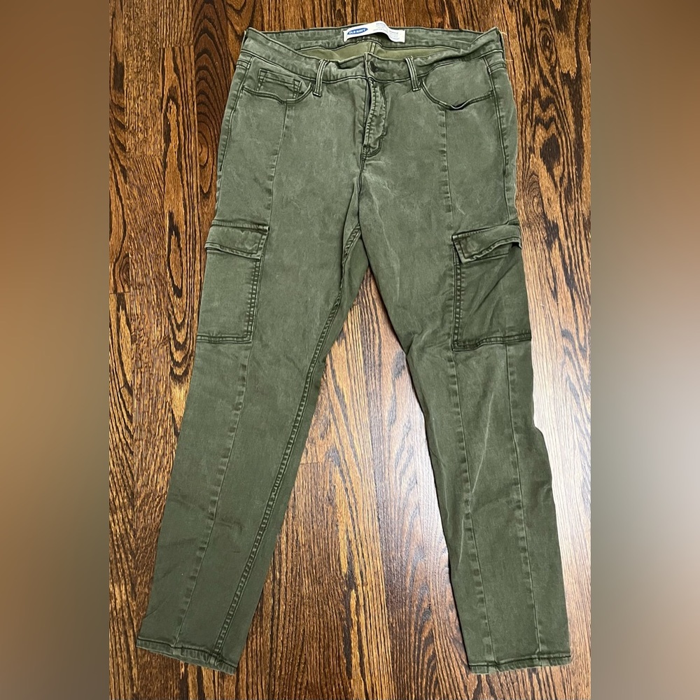OLD NAVY HIGH WAISTED ROCKSTAR SUPER
SKINNY CARGOS ARMY GREEN SIZE 12 Petite